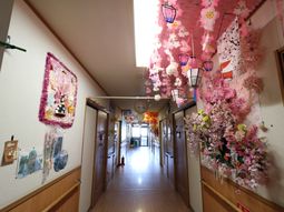花飾りで彩られた廊下