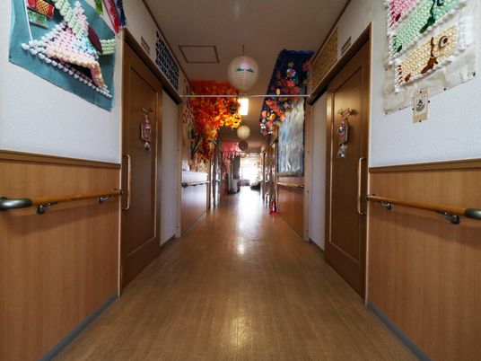 飾り付けられた施設の廊下