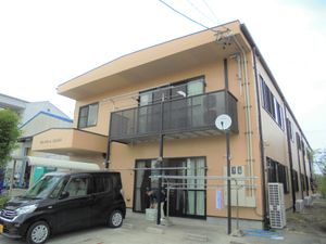 オレンジ色の建物外観