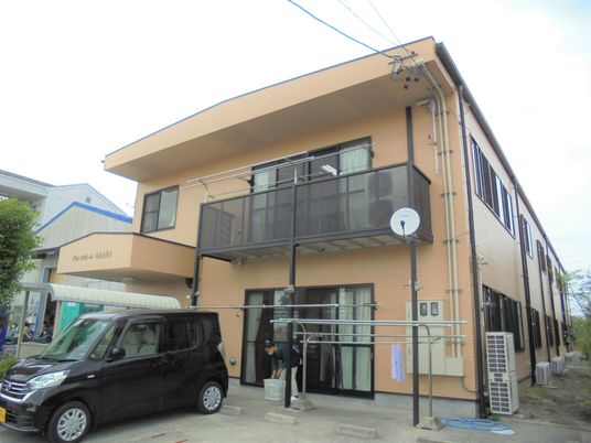 オレンジ色の建物外観