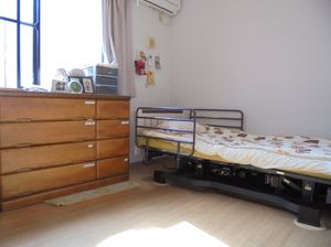 居室のベッドと収納