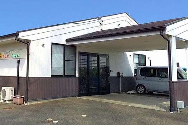 屋根付き駐車スペースのある建物