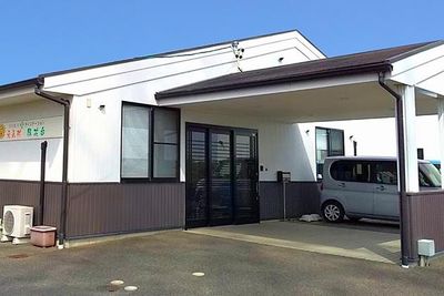 屋根付き駐車スペースのある建物