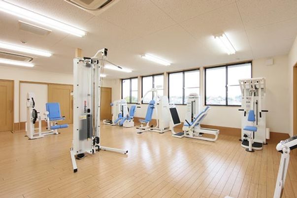 自然光が差し込む機能訓練室  