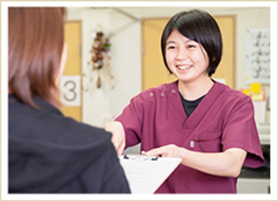 笑顔のスタッフの女性