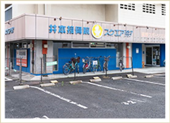 駐車場と建物の外観