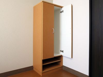 シンプルな木製クローゼット