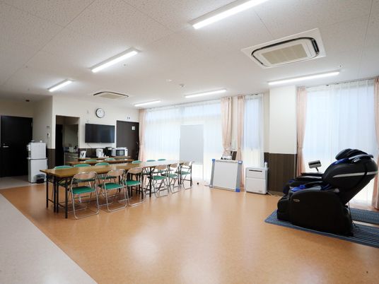 明るい共有ダイニングルーム