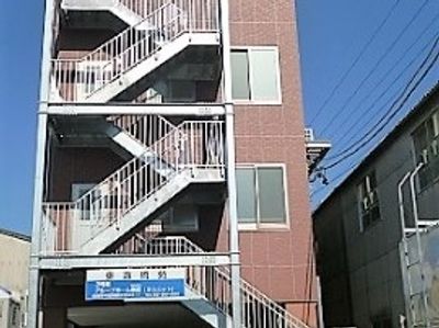 4階建て建物の外観