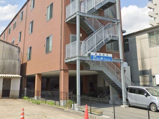 外階段のある建物外観  