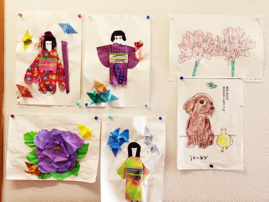 壁に掲示された手作り作品
