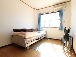 明るい個室と車椅子