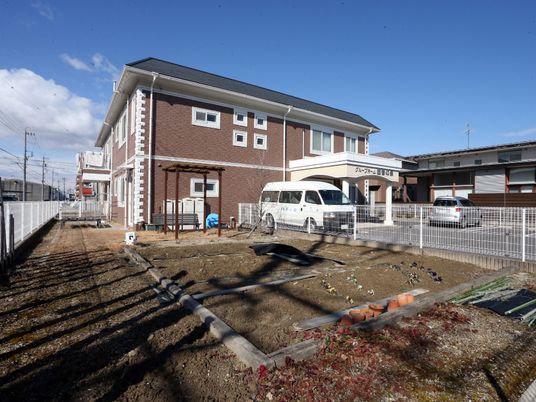 茶色い建物の外観