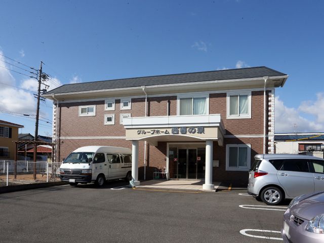 清潔感のあるエントランス エントランス正面付近 広々とした駐車場からのアクセスが良好なエントランスです。この落ち着いた雰囲気の場所で、新たな職場を見つけませんか。