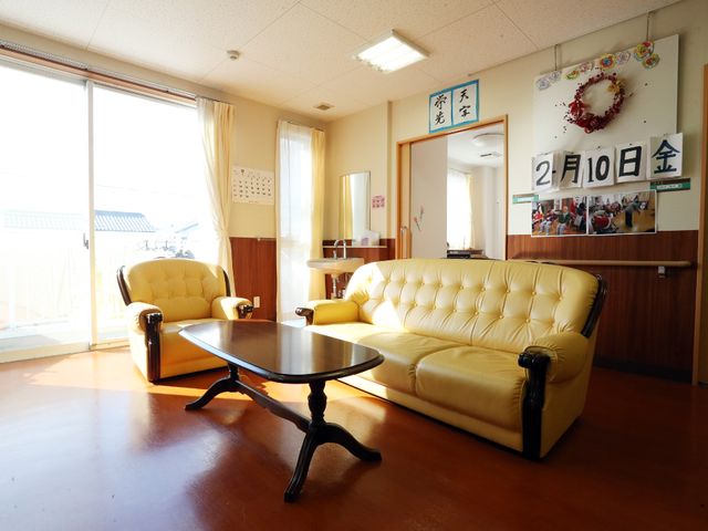 暖かな光のリビング空間 談話コーナー2 ゆったりしたソファが備えられた休憩スペースです。ここで一息つきながら共有の時間を過ごせます。