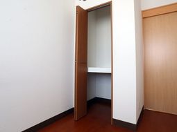 シンプルな洋室のクローゼット