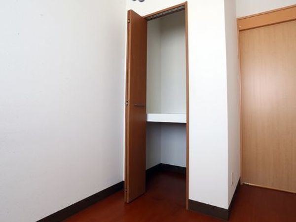 シンプルな洋室のクローゼット