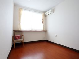 明るい空間のシンプルな居室