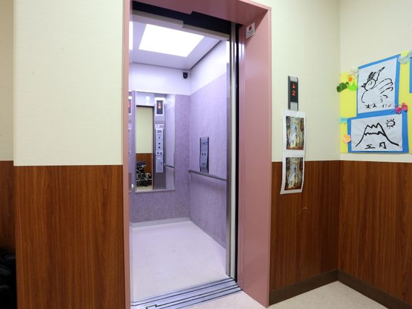 開いたエレベーターの扉