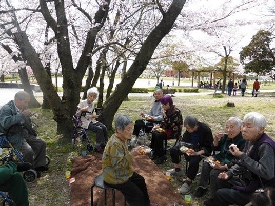 お花見を楽しむ人々