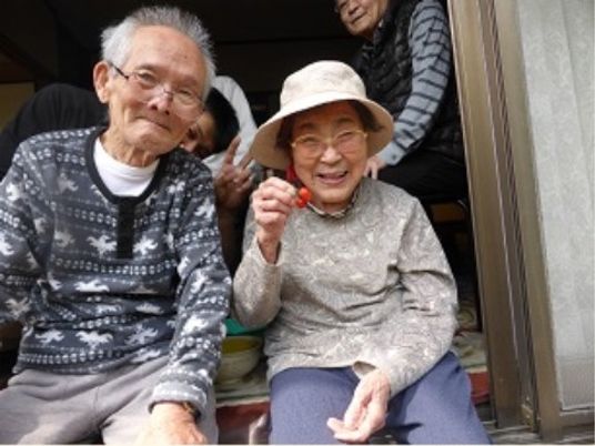 笑顔の高齢者二人