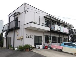 白い建物の外観
