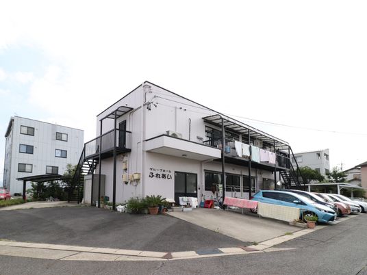 白い建物のエクステリア