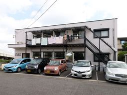 二階建て建物と駐車場