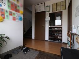 玄関のシューズラックと掲示物