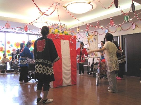 祭り飾りのある共有スペース