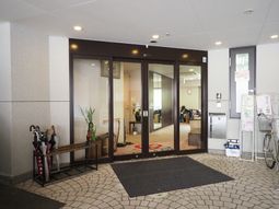 明るいエントランスの入口