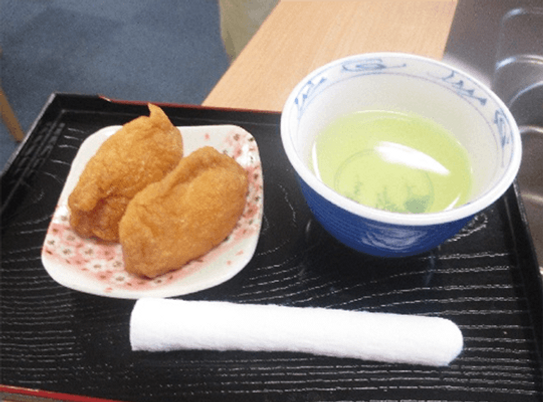 和食の昼食提供シーン