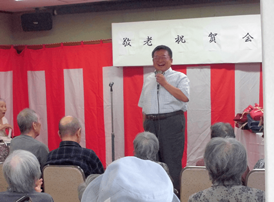 笑顔の司会者と聴衆