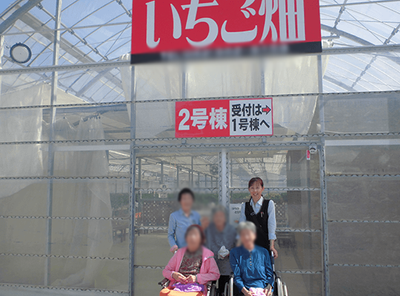 看板の前での集合写真