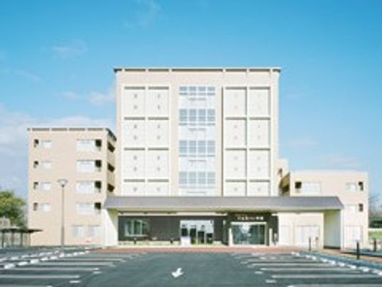 明るい外観の建物正面  