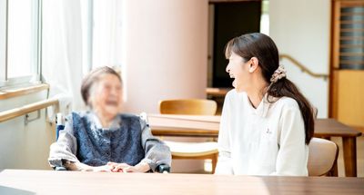 笑顔で過ごす職員と利用者のリビング