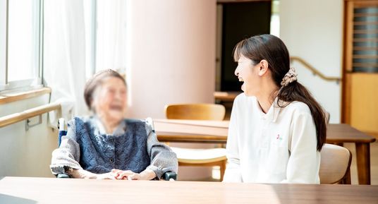 笑顔で過ごす職員と利用者のリビング