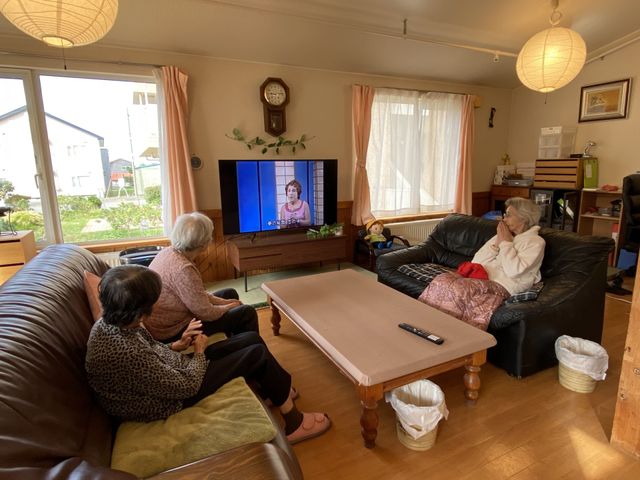 共有エリアでの憩い リビング ゆったりとしたソファでくつろぎながら、共にテレビを楽しむ方々の和やかな風景です。