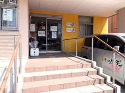 黄色い外壁の建物入口