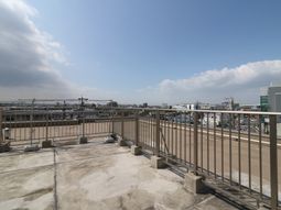都市の景色が広がるテラス