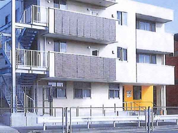 白い外壁の明るい建物