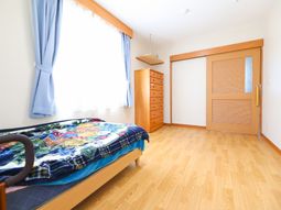 明るい居室の一角