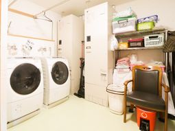 洗濯機と棚のある部屋