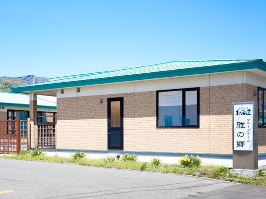 青い屋根の明るい建物