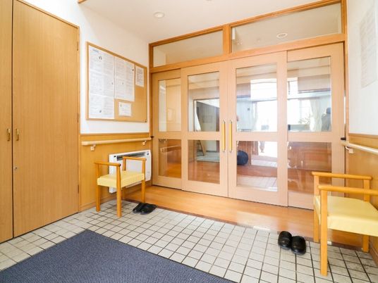 明るいエントランスの様子