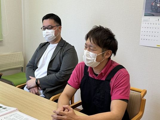 打ち合わせ中のスタッフ  