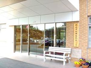 ベンチのある出入口