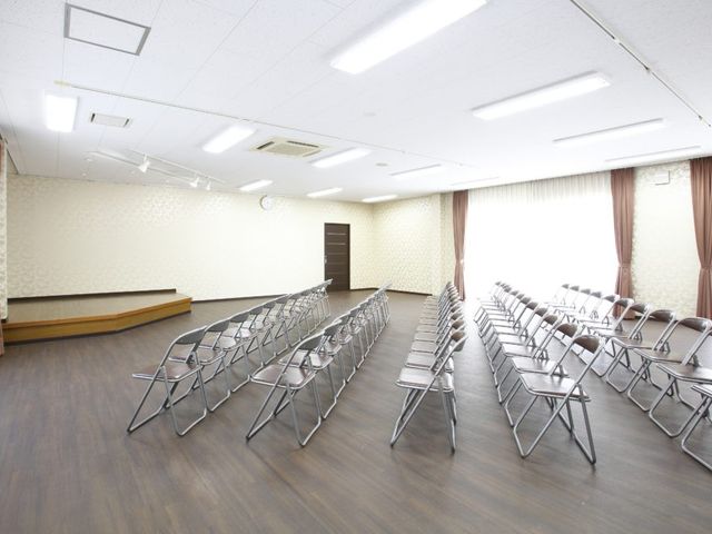 明るい多目的室 多目的室 椅子が並ぶ明るいスペースで、イベントや集会などに活用できる広々とした空間です。