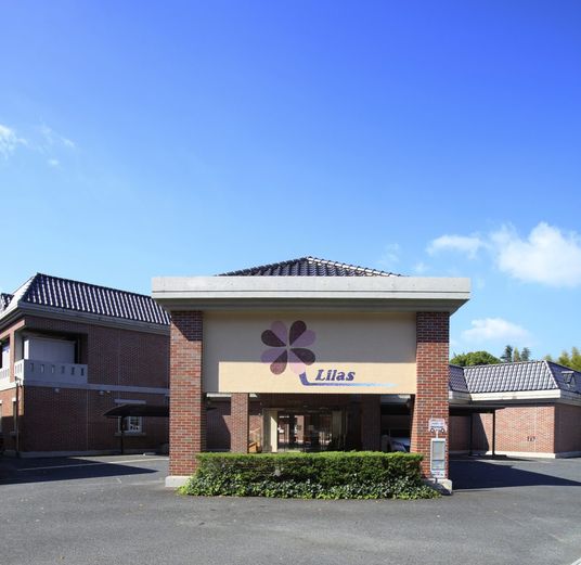 広々とした建物外観