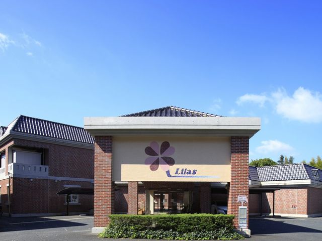 広々とした建物外観 外観 広々としたエントランスが印象的な施設です。晴れた空の下で、光に包まれた環境です。